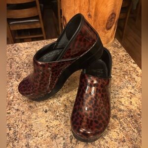 Dansko Professional Leopard Print Patent Leather Clogs I   Sz 38 (U.S 7.5-8)